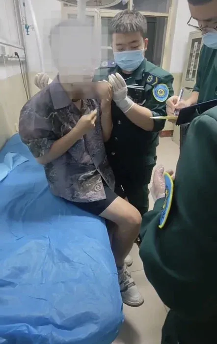 山西省臨汾市男子被4支串燒竹籤插頸,幸最後無生命危險。