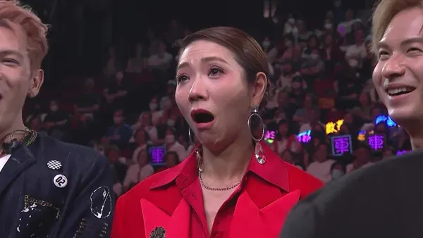 車婉婉於《中年好聲音321經典大戰》被「愛的密碼」感動。