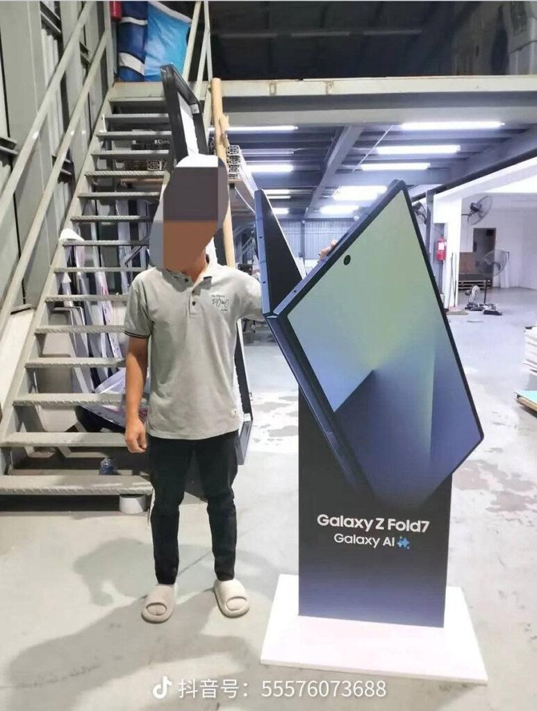 從相片中可以看到,Galaxy Z Fold7似乎會具備深藍色款選擇,外觀上裝置擁有歷代最薄機身及鉸鏈位厚度,同時外屏比例更像一般直屏機、備受期待。