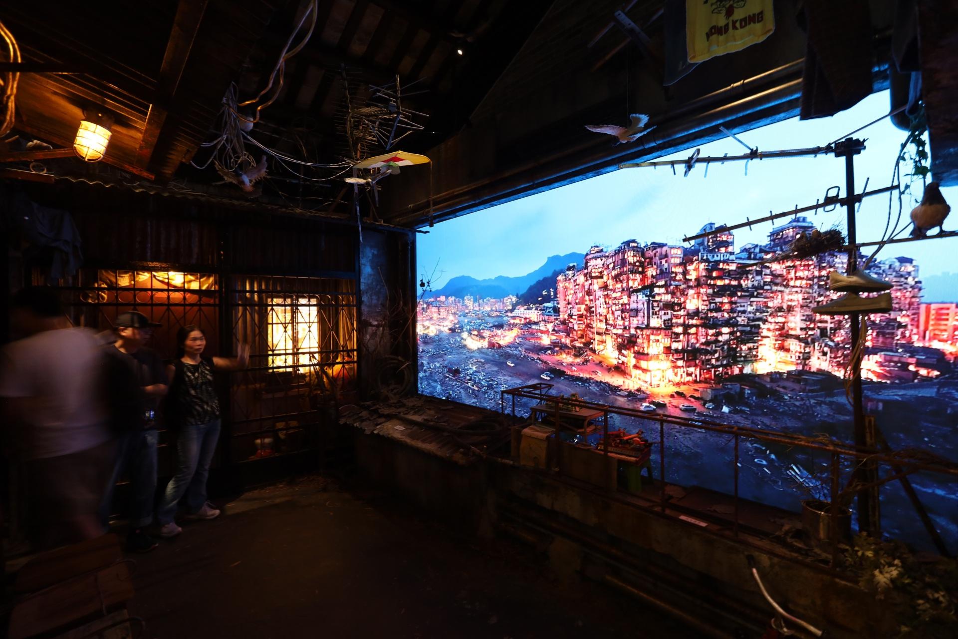 「城寨光影天台」内设有大型投映屏幕,是展览首次结合大型投映,模拟九龙城寨的日与夜,更会配合特别声效,让参观者体验当年飞机在九龙区上空飞过时产生的声浪。