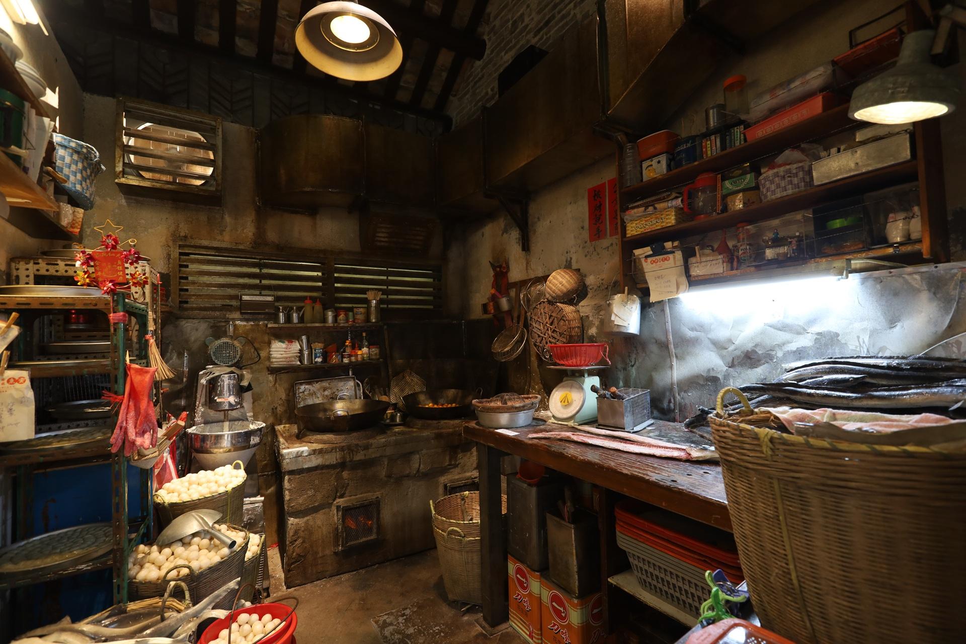 除了无牌牙医诊所,当年城寨内也有不少无牌食品加工厂。电影中可爱的「鱼蛋妹」更教导主角陈洛军制作鱼丸。