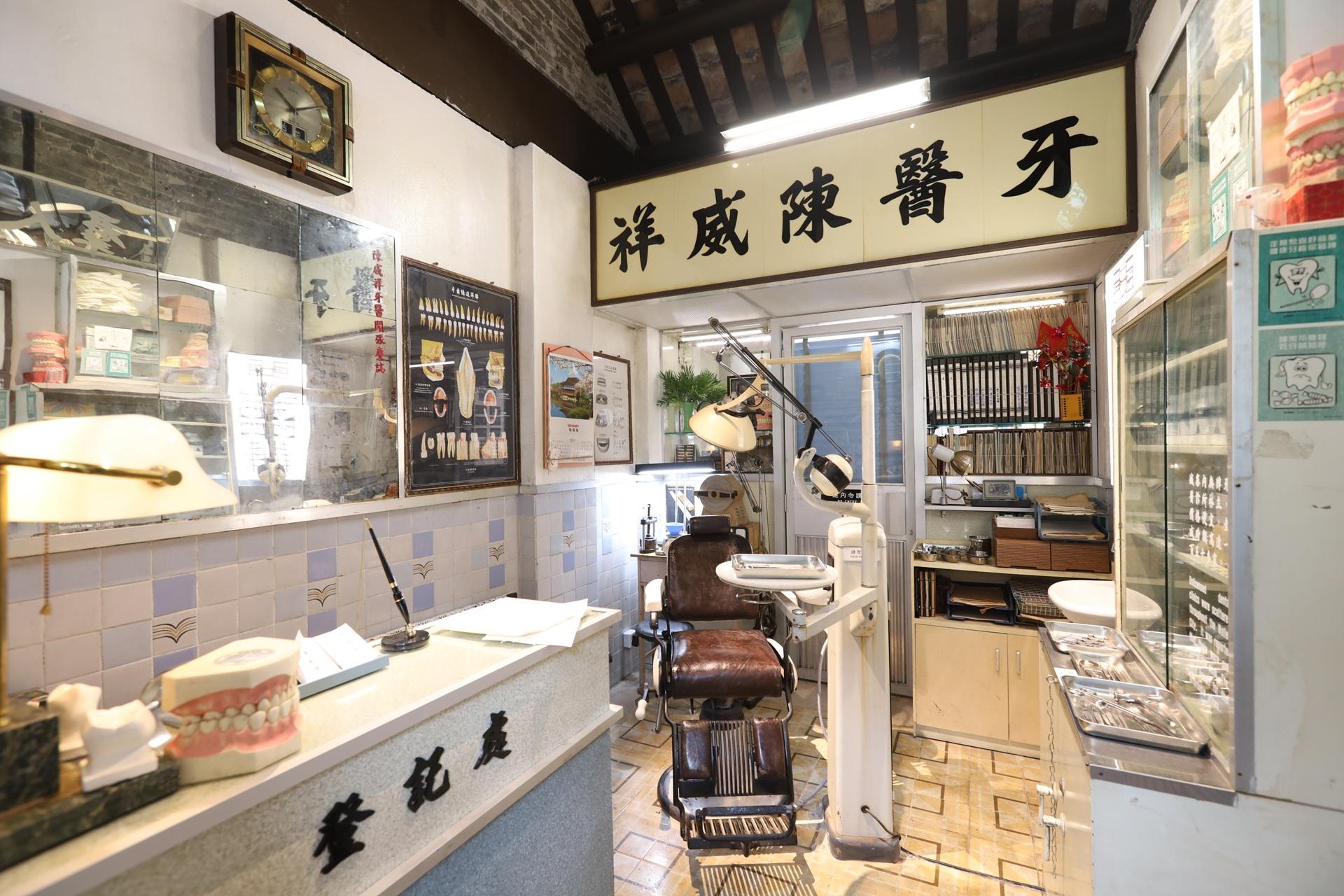 当年城寨牙医诊所林立,虽然它们没有领取牌照,但因收费便宜,还是有不少城寨居民光顾。