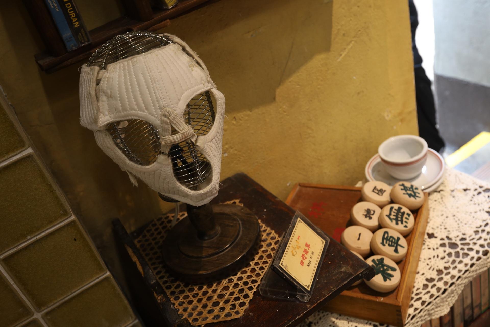 当年城寨牙医诊所林立,虽然它们没有领取牌照,但因收费便宜,还是有不少城寨居民光顾。