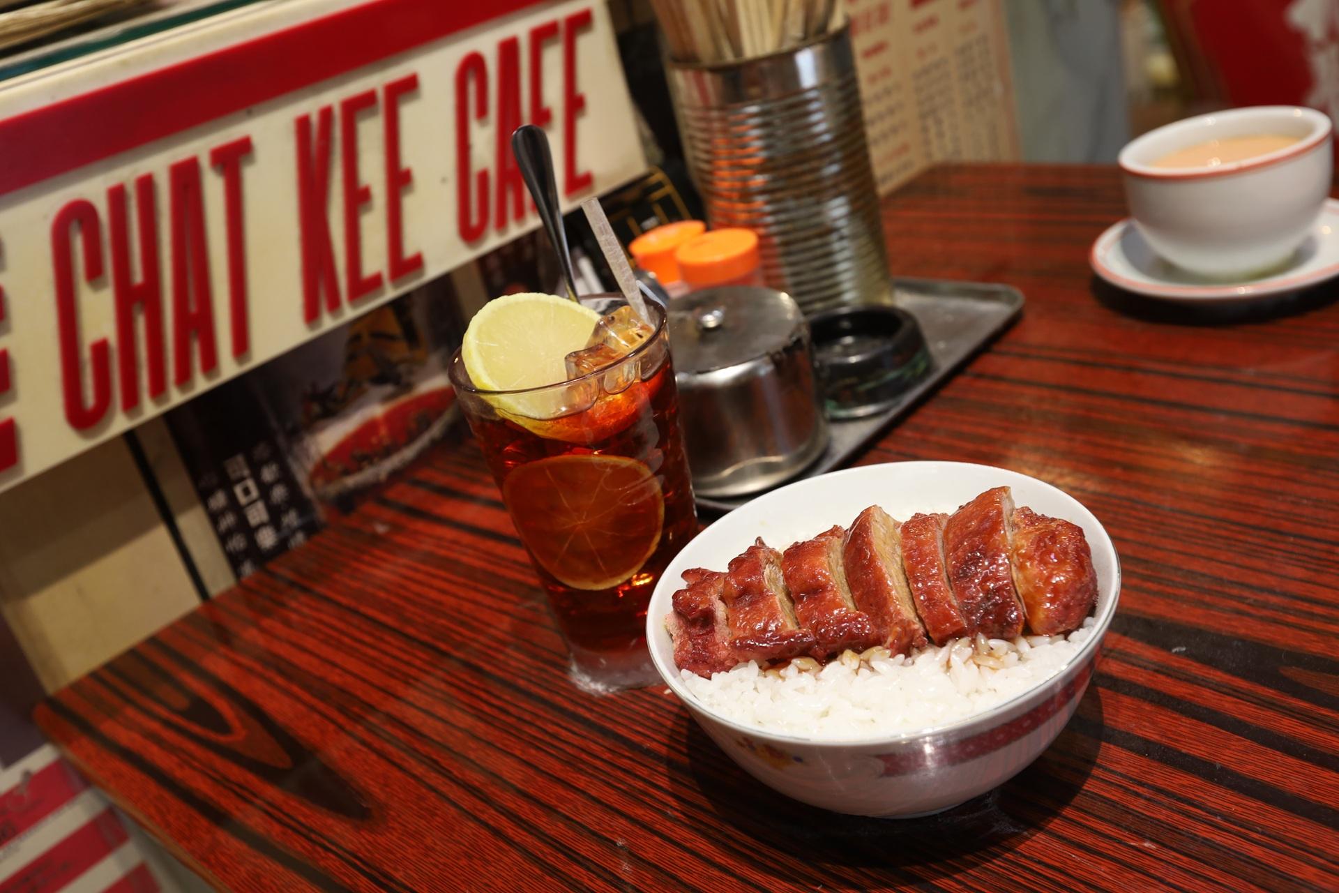 主角陈洛军吃叉烧饭的名场面,「七记冰室」大家不会不记得吧?