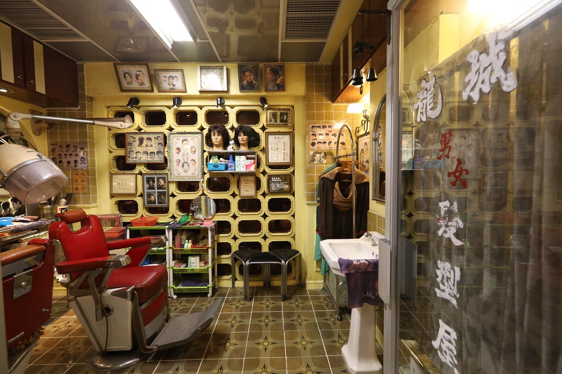 主角龙卷风与陈洛军相识地「龙城发廊」,更是电影中不少打斗场面发生的地方。