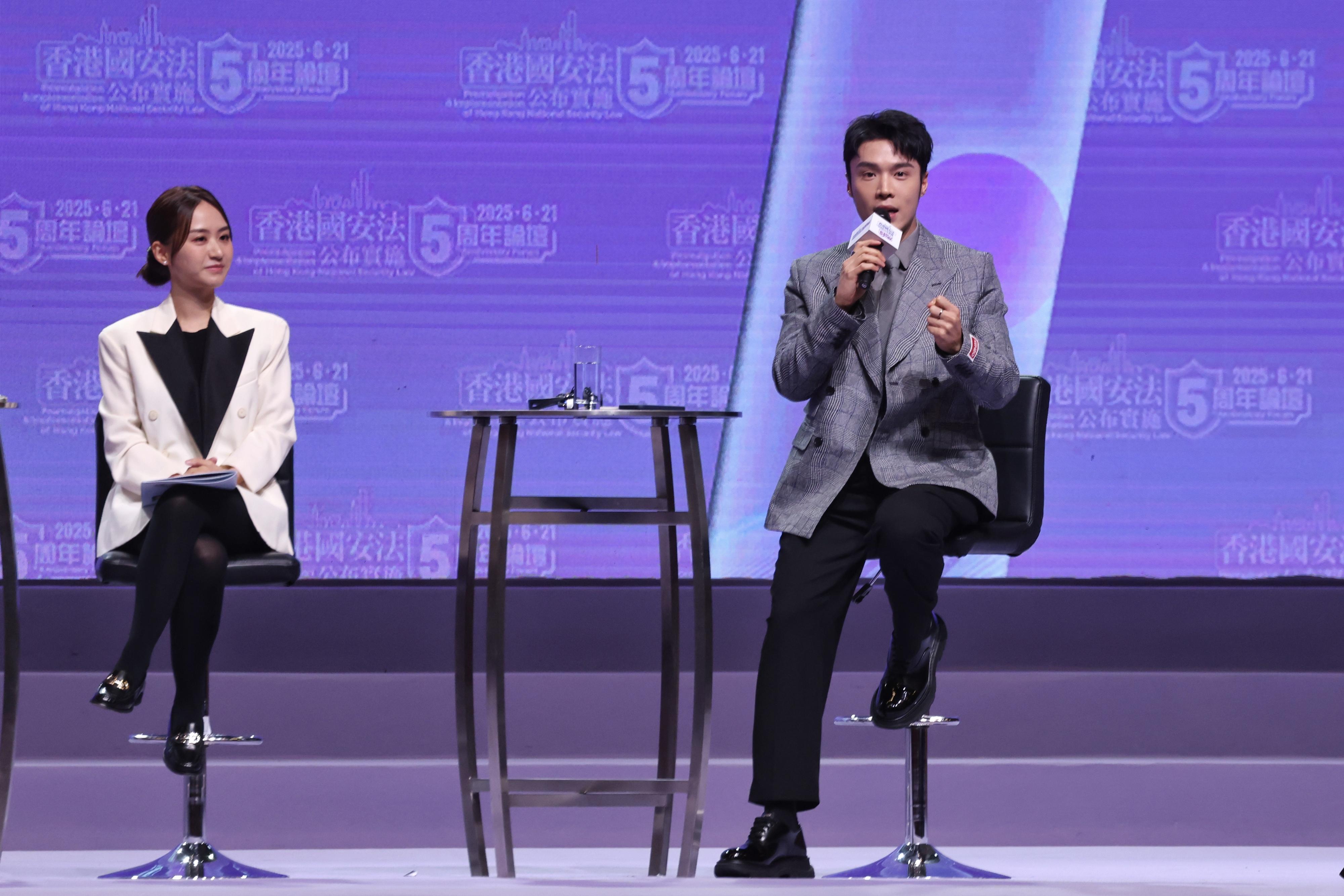 周六舉行的《香港國安法》實施5周年論壇,莊雅婷與律政司司長林定國、奧運金牌得主江旻憓、藝人丁子朗同台交流。(中通社)