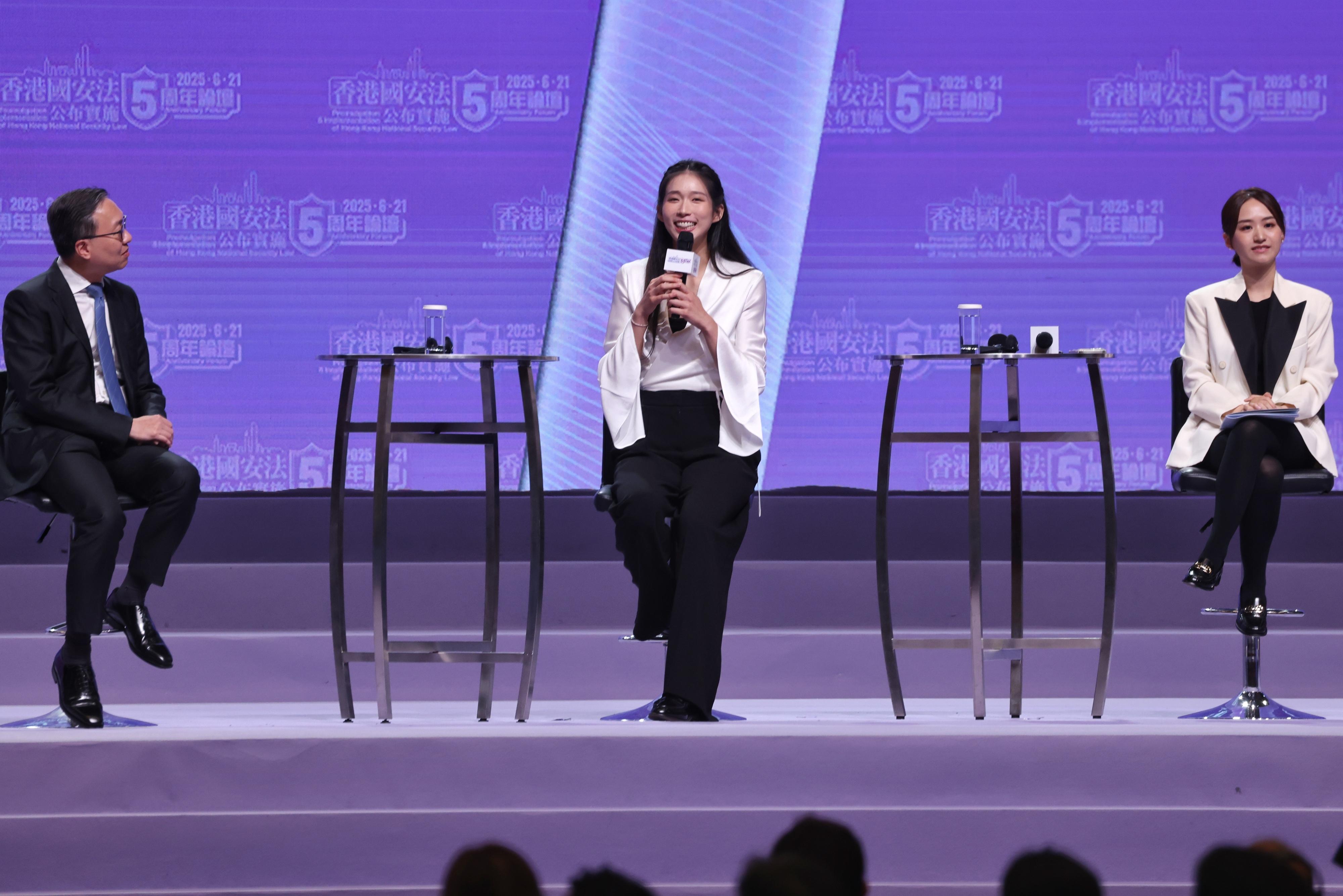 周六舉行的《香港國安法》實施5周年論壇,莊雅婷與律政司司長林定國、奧運金牌得主江旻憓、藝人丁子朗同台交流。(中通社)