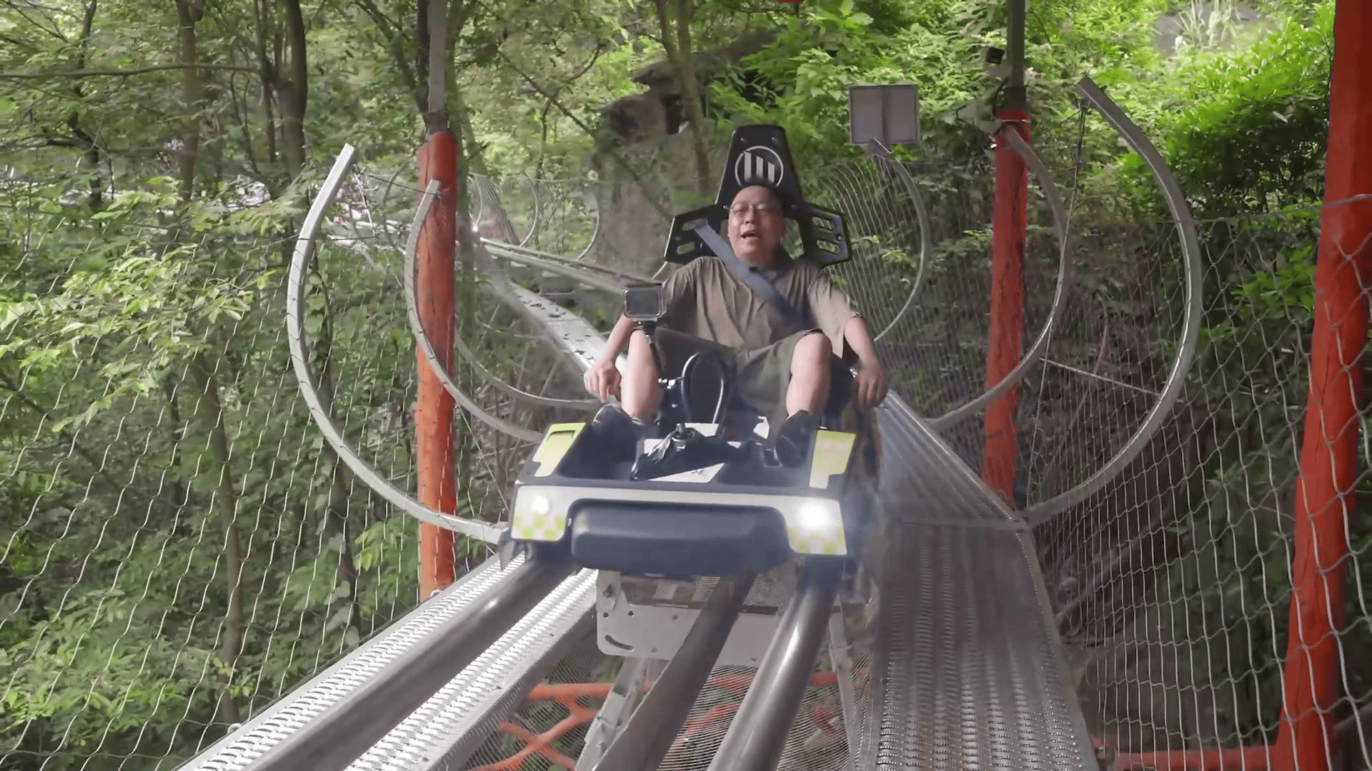 懸崖峽谷飛車、國際賽道激流