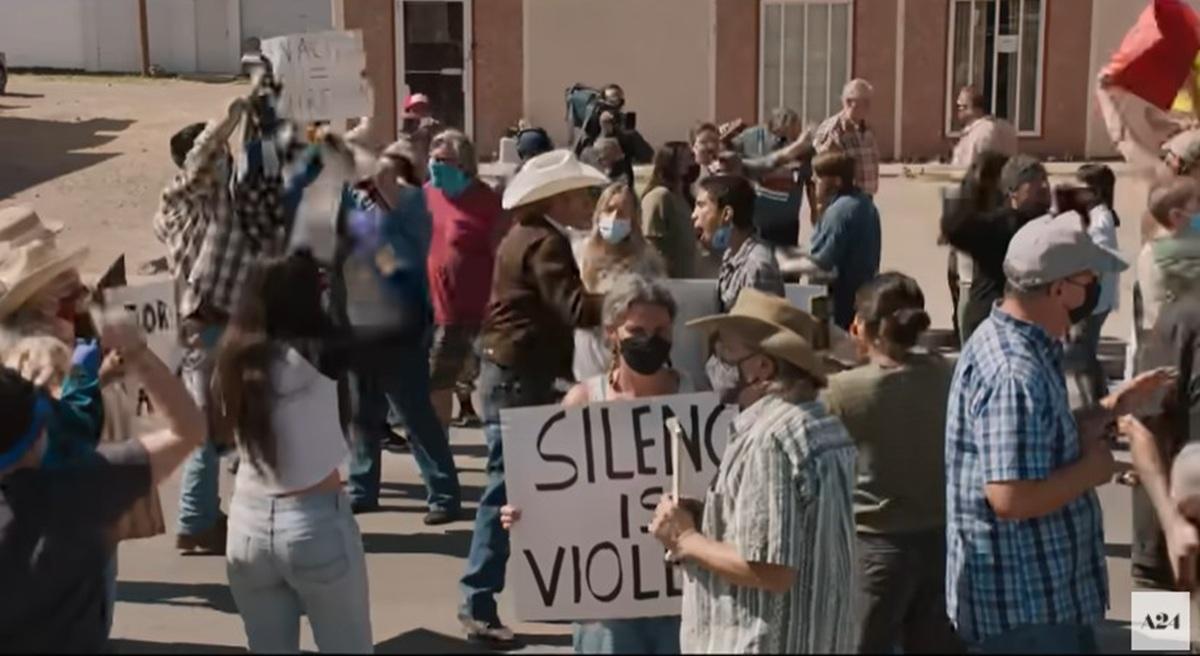 民憤難平,與警員爆發衝突。