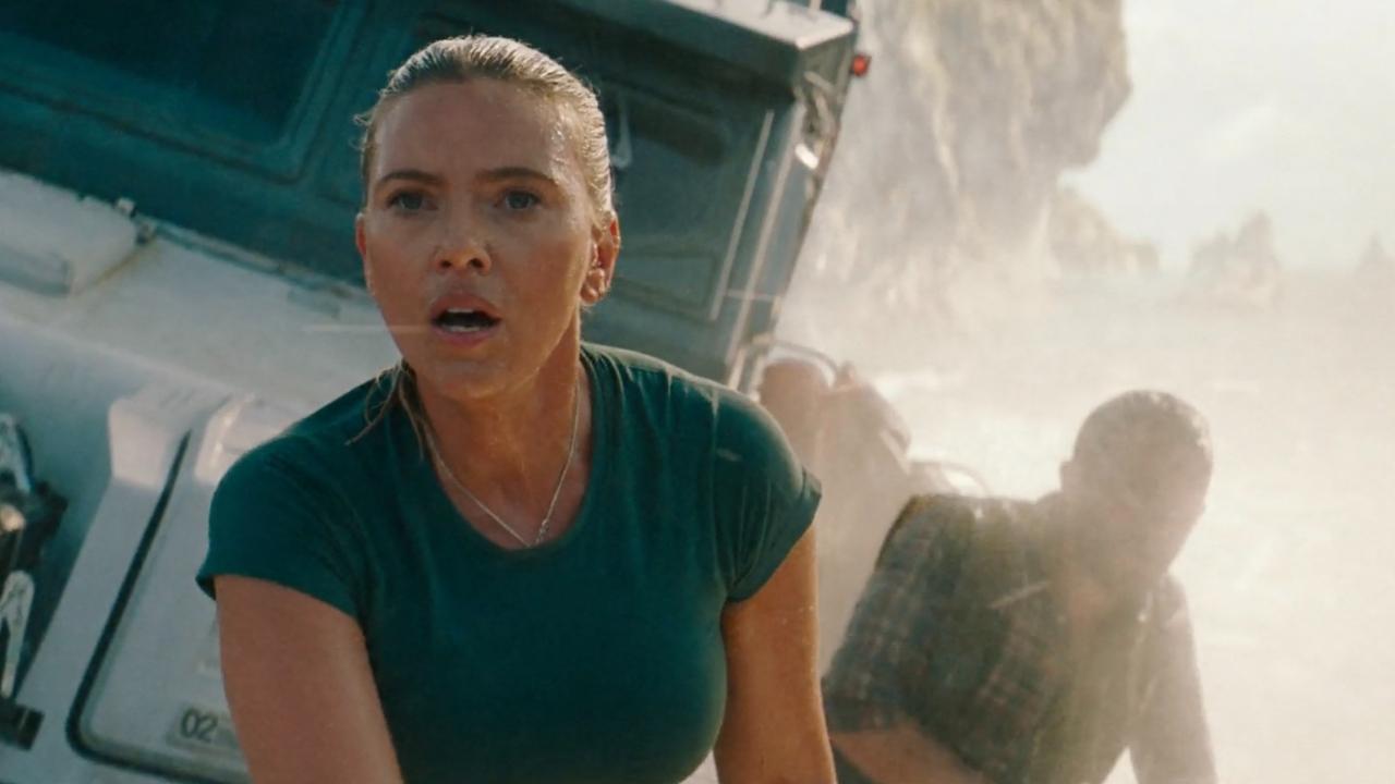 施嘉莉領部隊拿取恐龍體內的稀有物質。