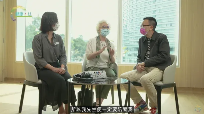 雪妮透露因為耳患,唐佳要陪她左右。