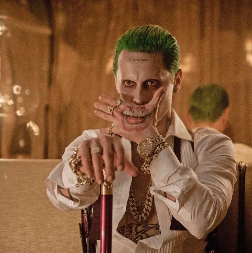 DC電影《自殺特工》中,謝勒飾演小丑出色,但當時DC勢弱,未能令謝勒再上一層樓。