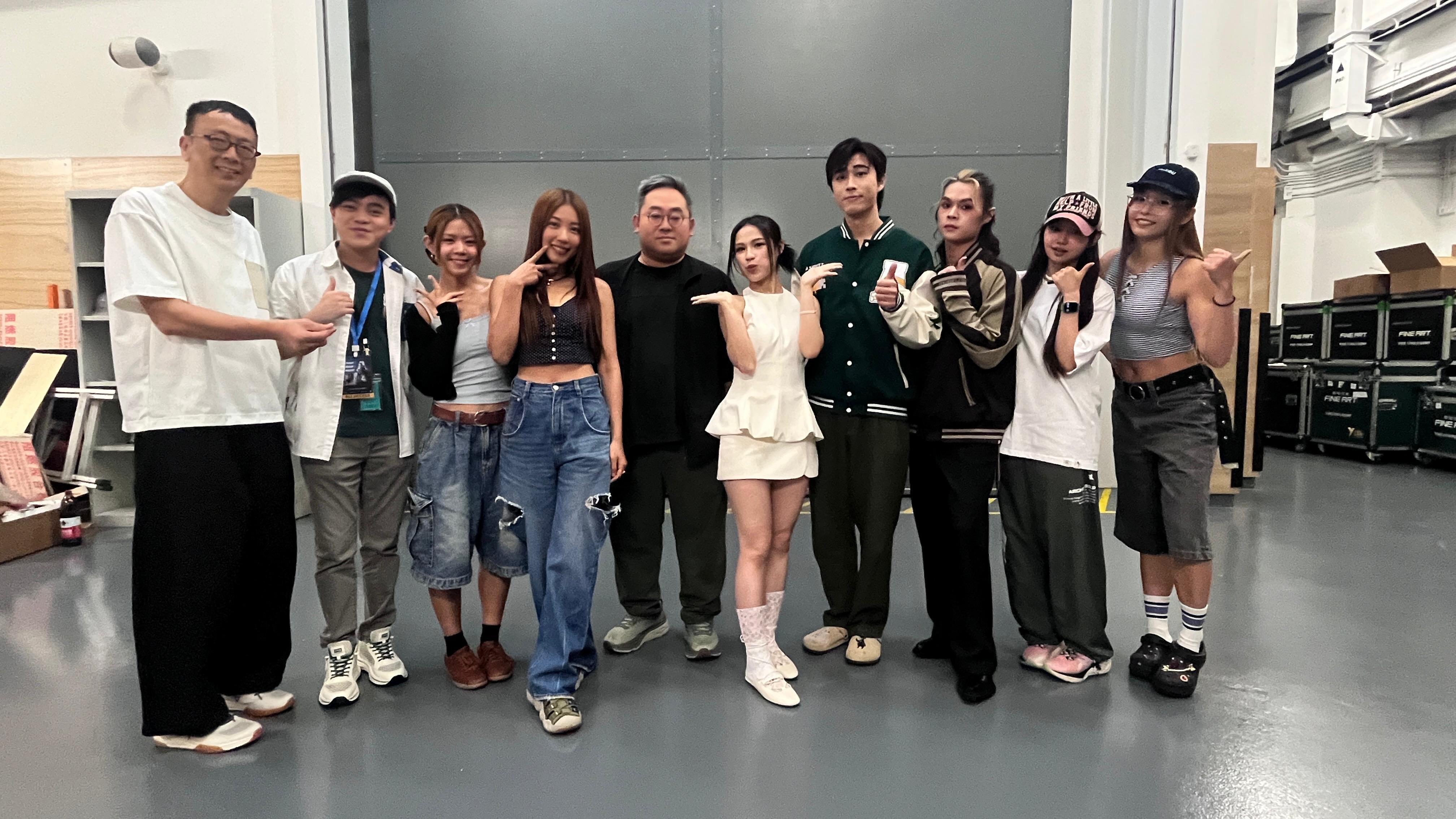 魯生與旗下藝人大合照。