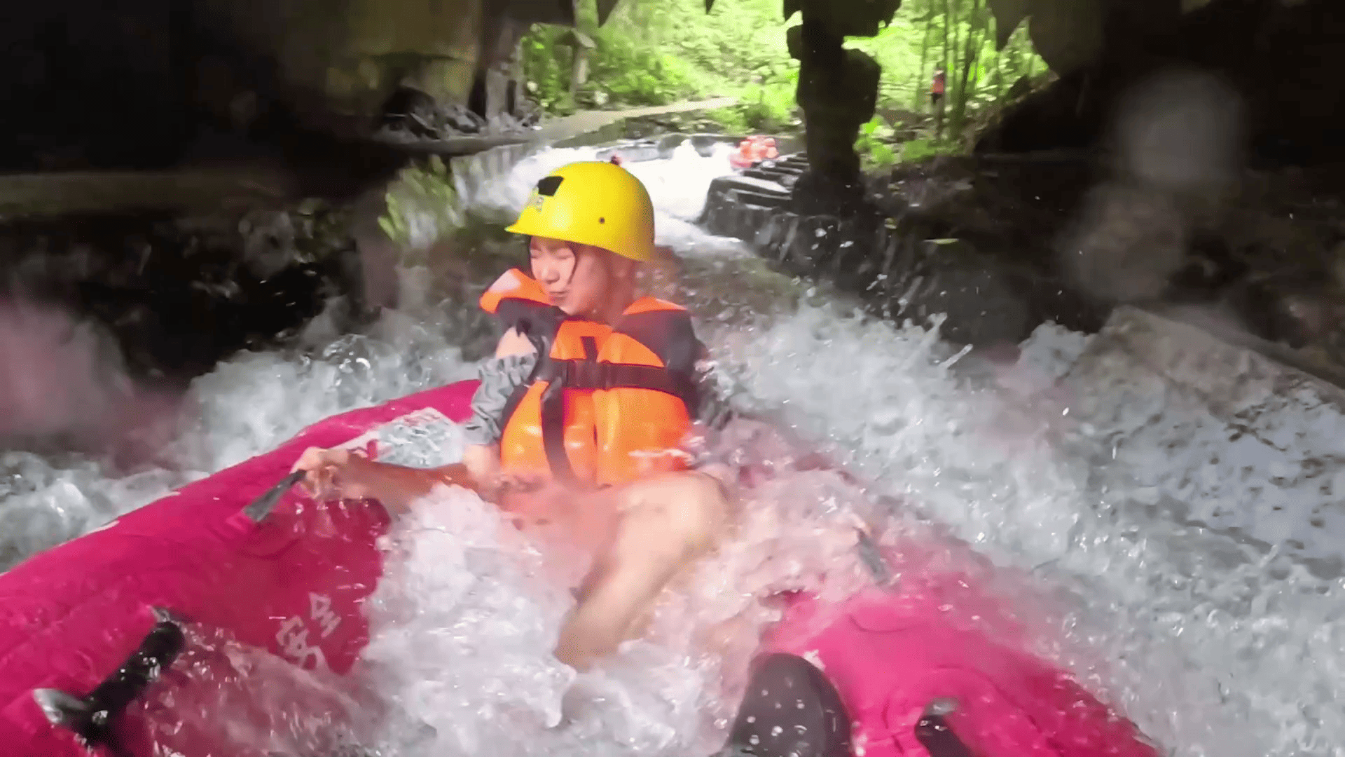 懸崖峽谷飛車、國際賽道激流