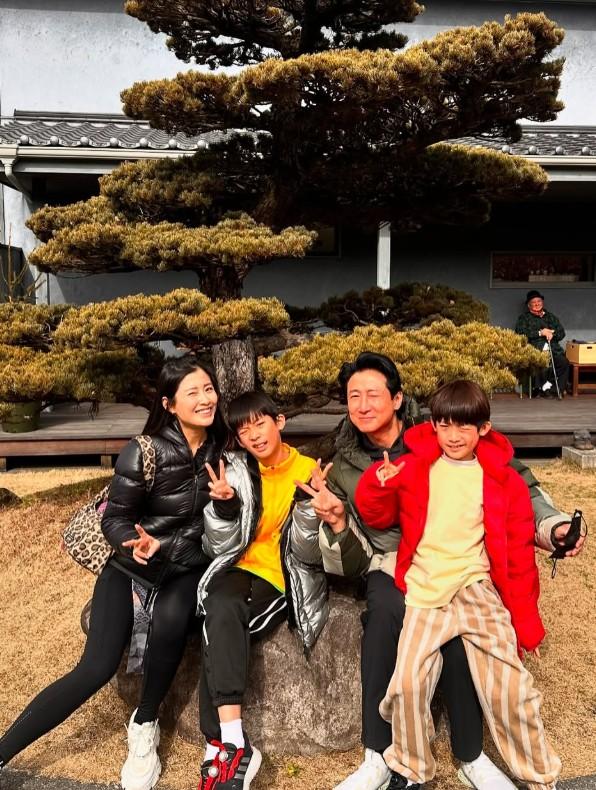 周家蔚一家四口。