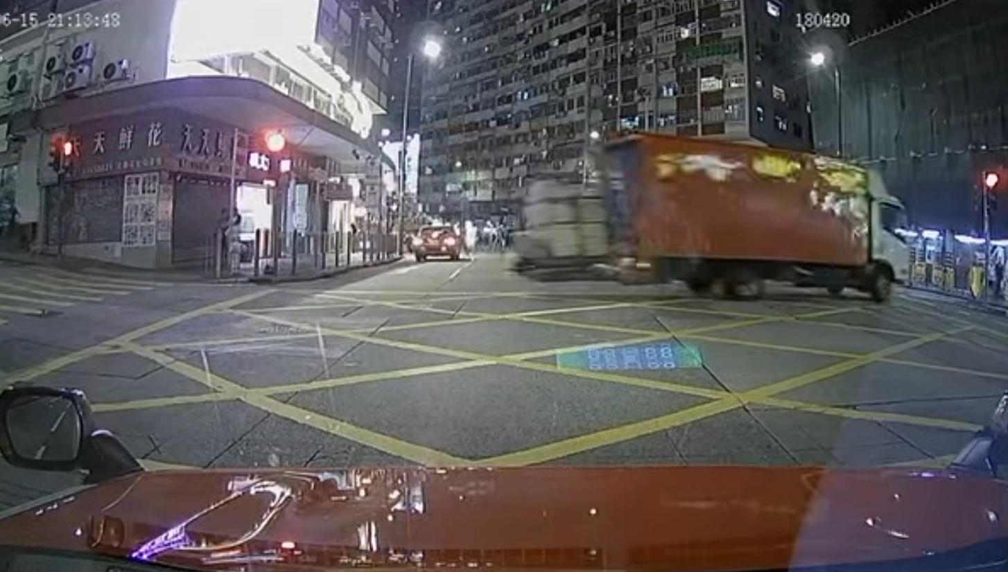 北角長命斜發生驚險車禍。(fb「車cam L(香港群組)」截圖)