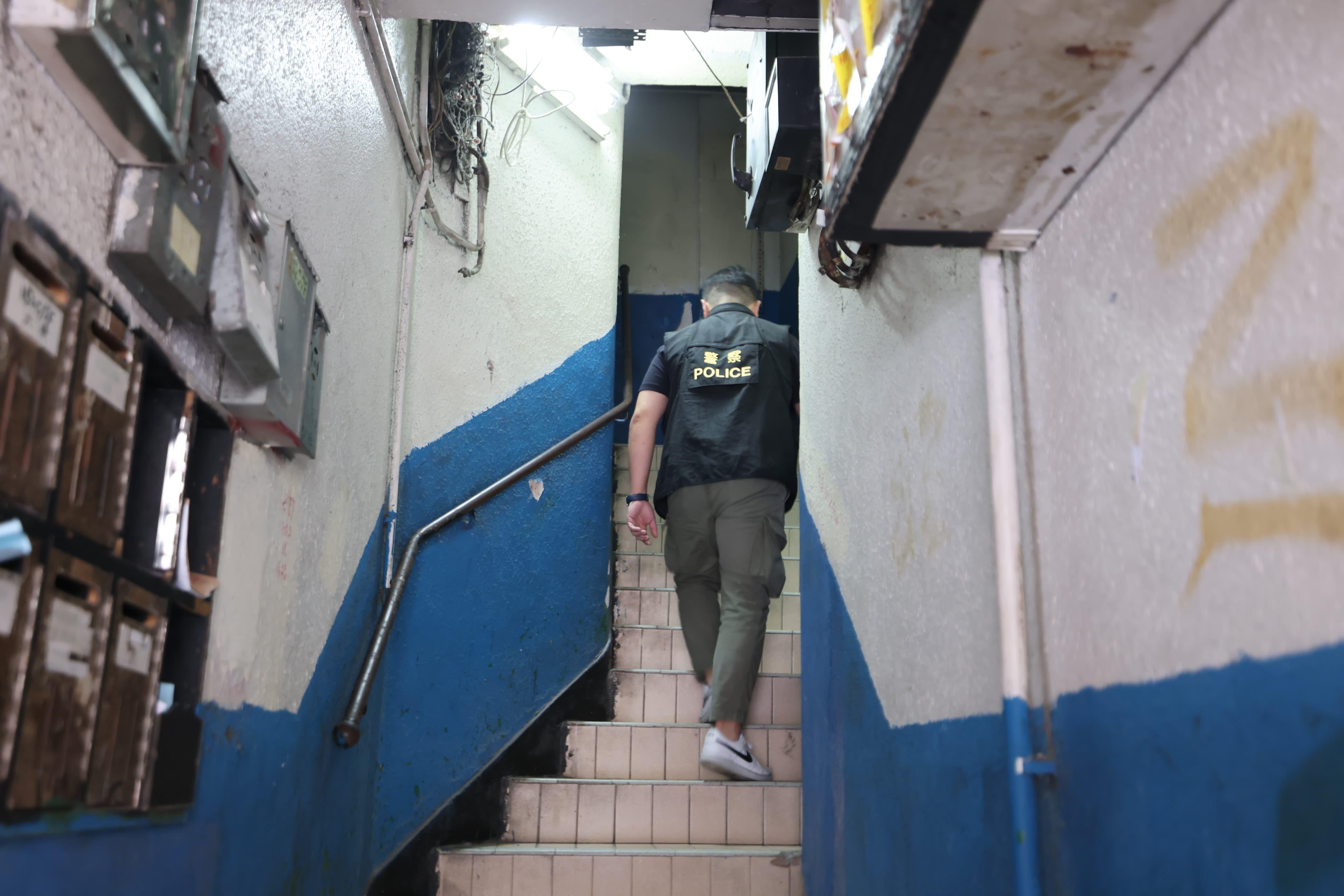 警方重案組調查一宗失蹤人口案,案中一名49歲姓梁的越南籍女子上周六離開旺角太子寓所後失蹤,其胞妹在網上尋人。西九龍重案組探員及鑑證科人員昨日(24日)起到長沙灣青山道152號一幢唐樓的劏房單位搜證。