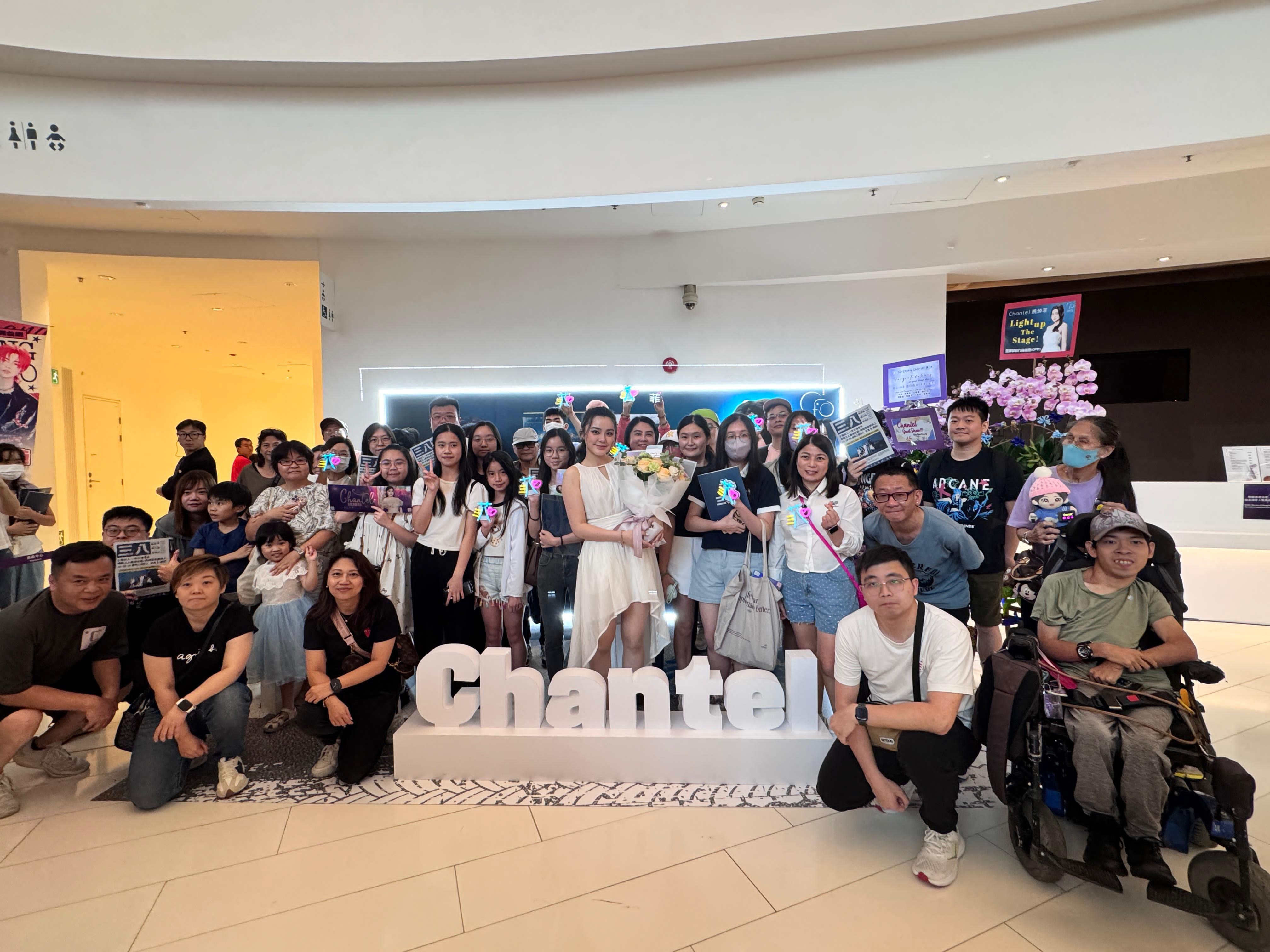 姚焯菲與粉絲拍攝大合照。