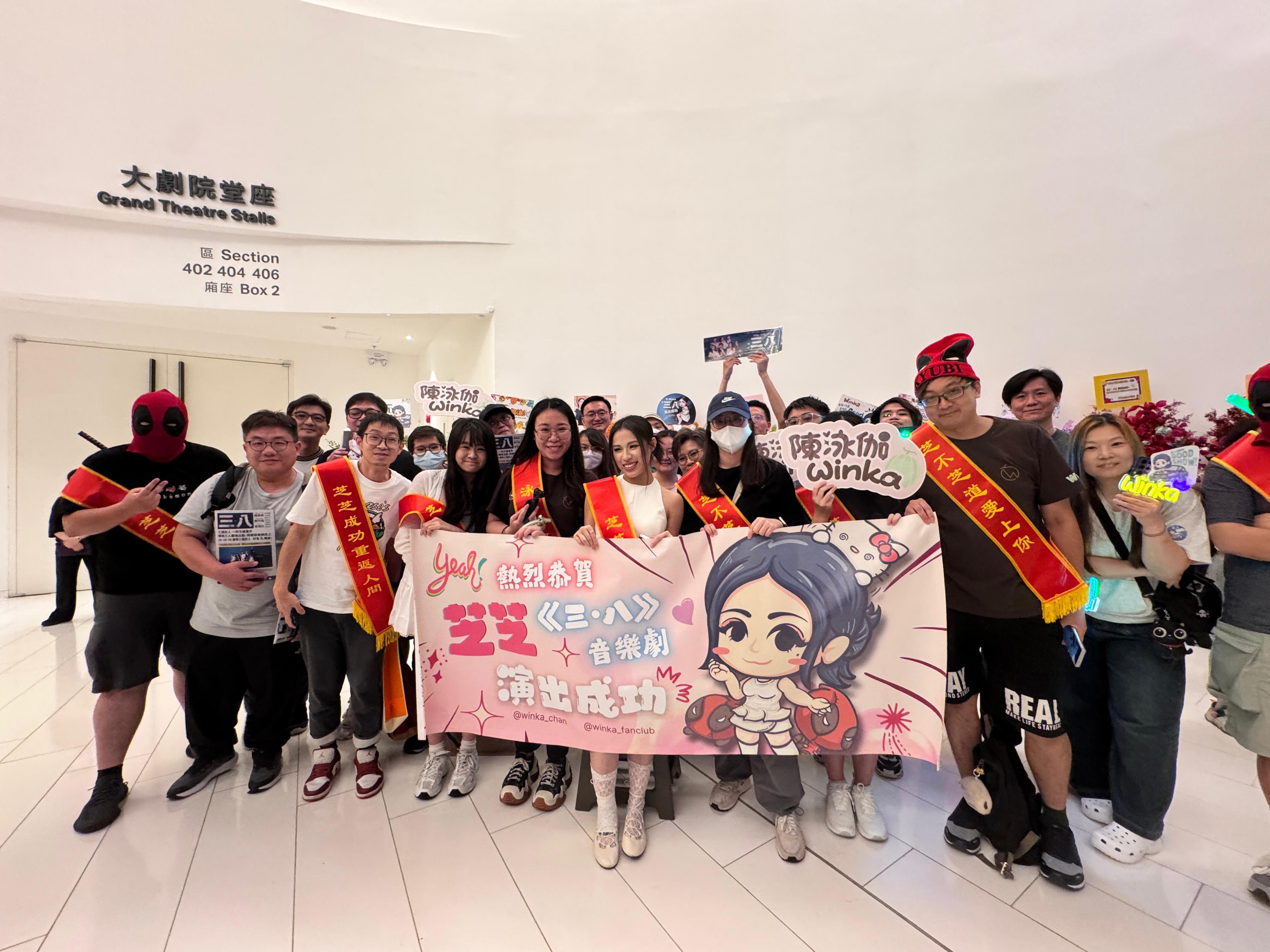 陳泳伽Winka@COLLAR與粉絲拍攝大合照。