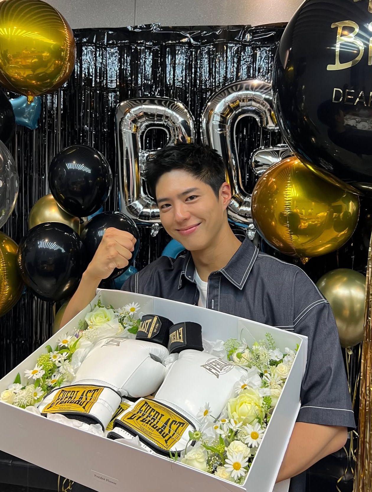 朴寶劍牛一當天在社交網分享慶生照。