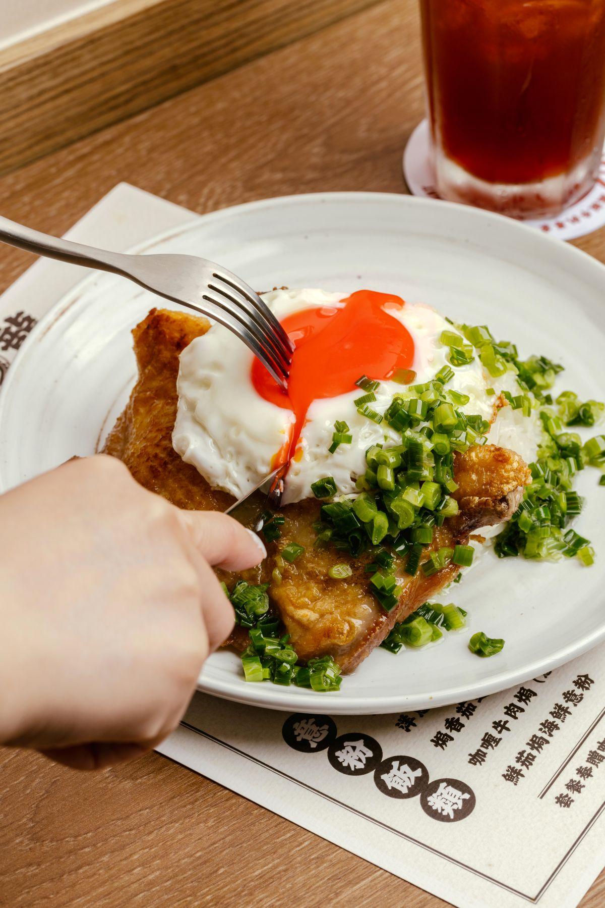 蔥油雞扒流心夢王蛋飯 / 意粉 $88