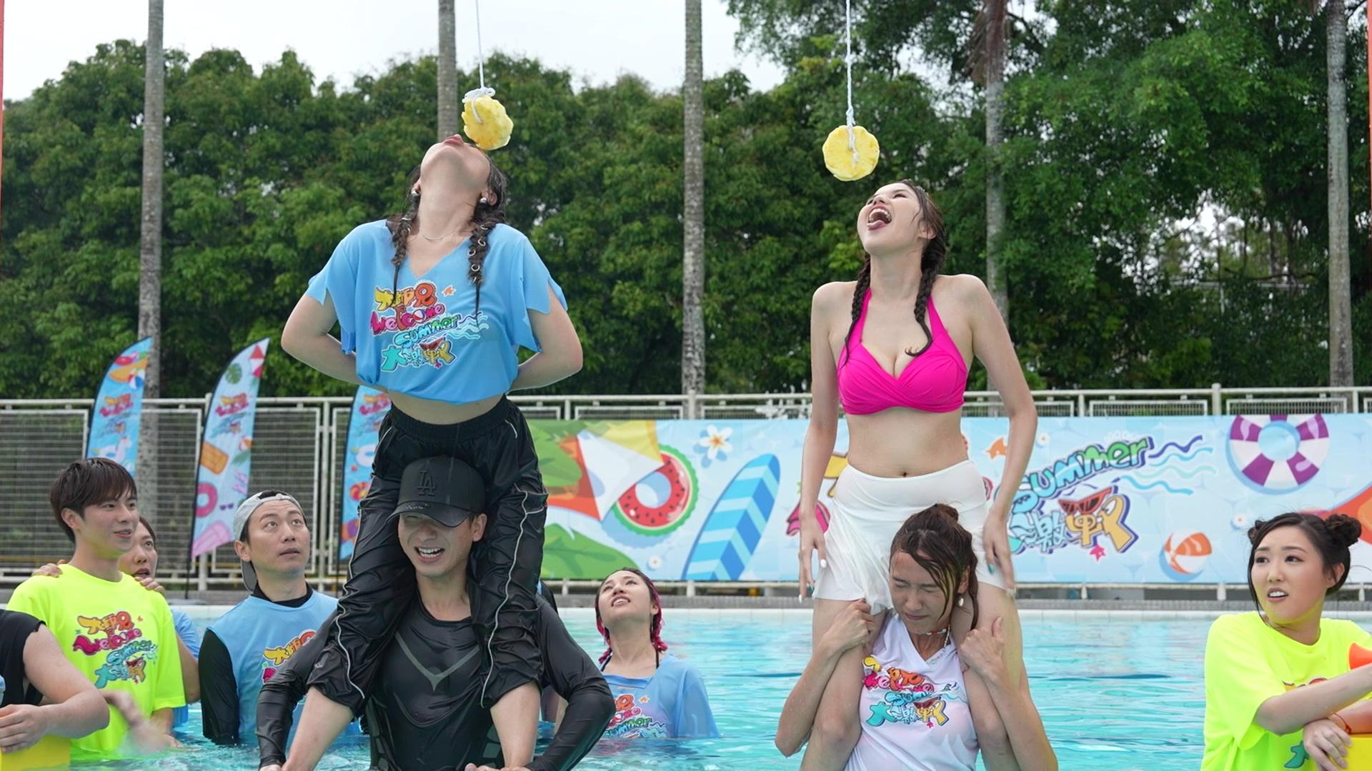 貓仔舉起鄧凱文毫不費力。