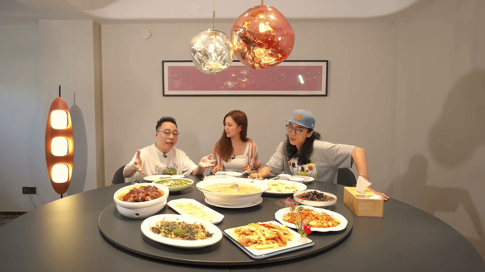 三人吃盡當地美食︰清遠鵝、北江白灼河蝦、白切農家清遠雞。