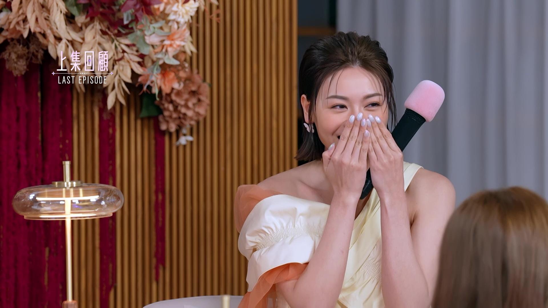 關嘉敏完全沒有女神包袱,對細John心心眼的她,毫不掩飾興奮和熱情。