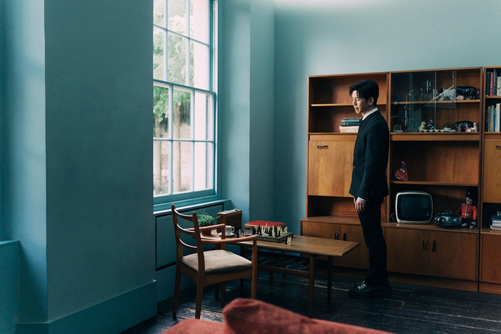 林奕匡為新歌MV遠赴英國古宅取景。