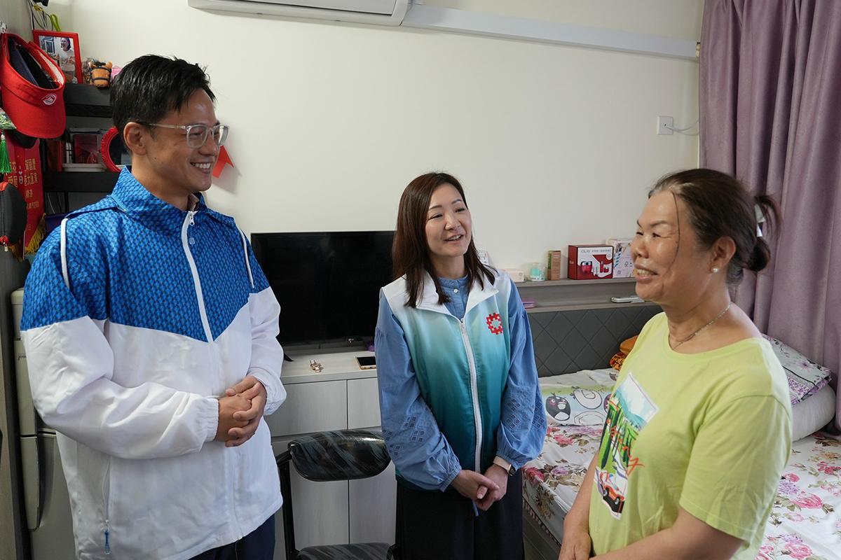 水務署和房屋署派員到皇后山邨及山麗苑探訪兩個住戶。(FB專頁「房委會 - 公屋人情風貌」)