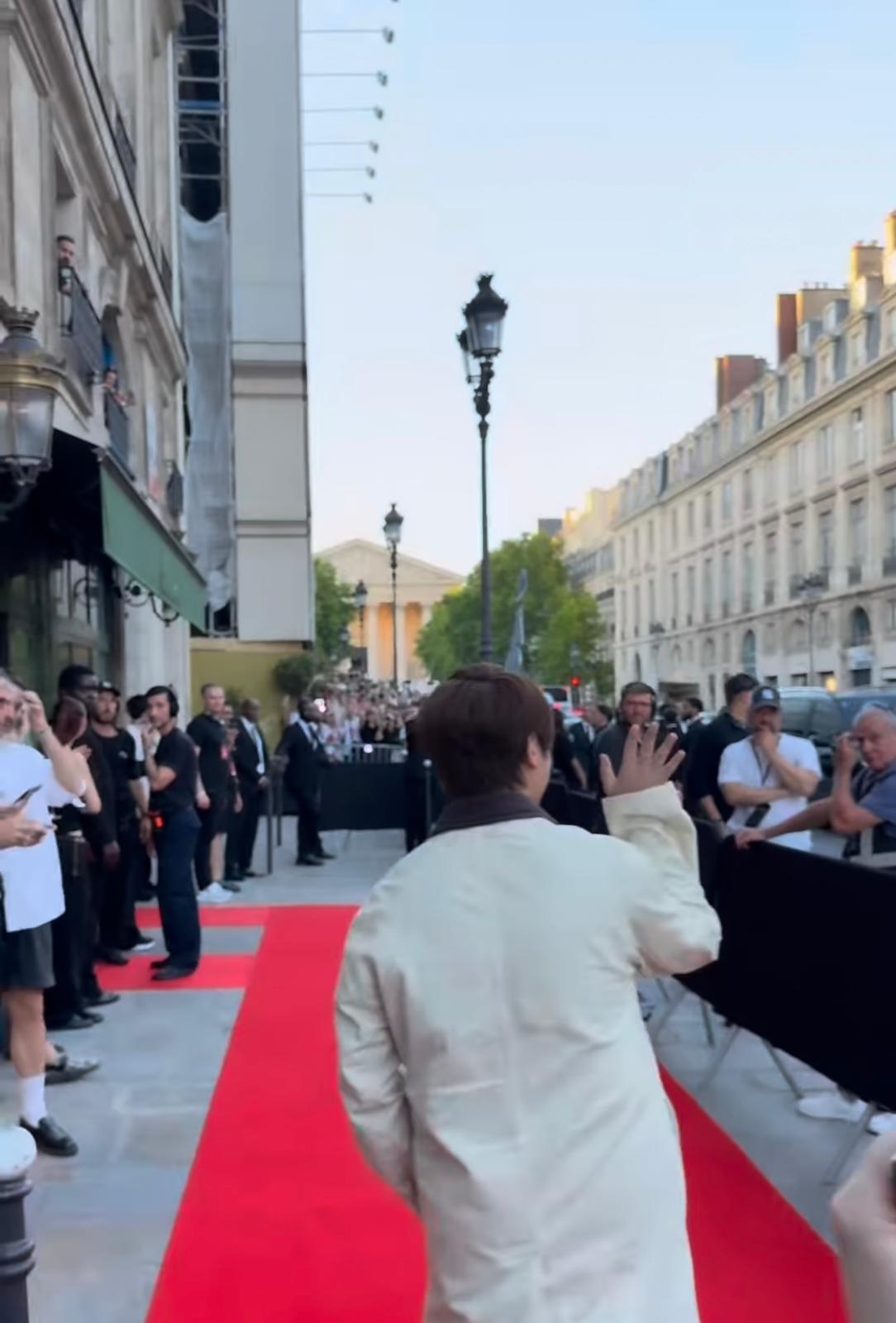 姜濤行近會場外跟一眾姜糖打招呼。