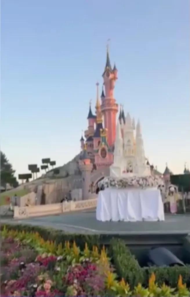 英男迪士尼搞婚禮 烏克蘭新娘僅9歲震驚百名賓客