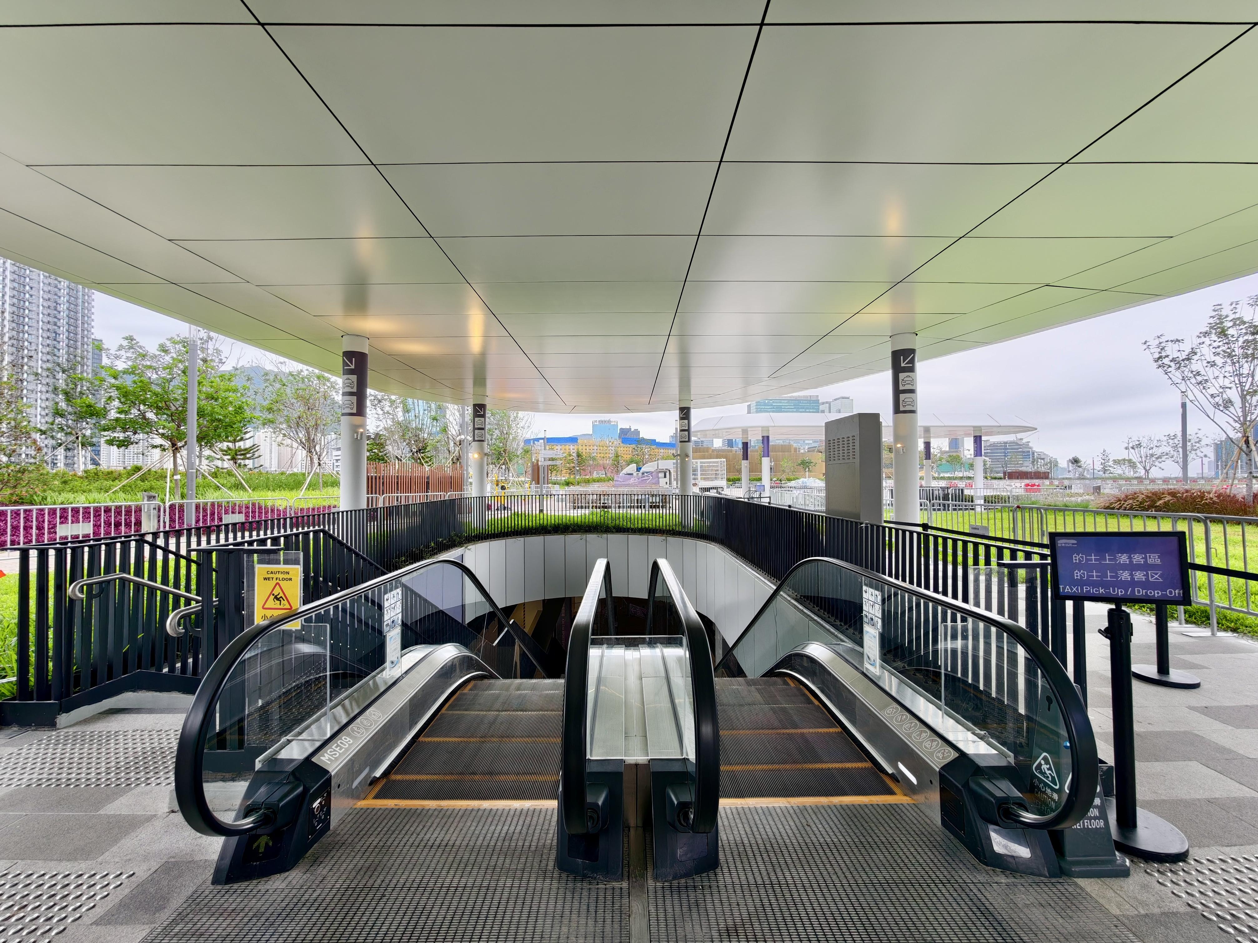 啟德體育園在 6 月 10 日球賽散場時,開放主場館的士上落客區供離場人士乘 搭的士離開。觀眾可於主場館 H 閘外,乘坐扶手電梯到 G 層的士上落客區乘搭的士。宋 皇臺道上落客區將不設的士上客服務。