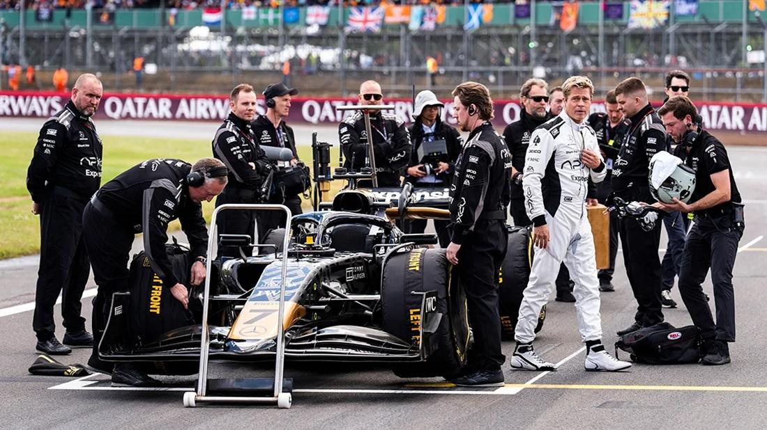 《F1》由平治車廠提供戰車。當時身為平治車手的黑帝咸美頓仲未加盟法拉利車隊,所以可繼續做電影顧問。