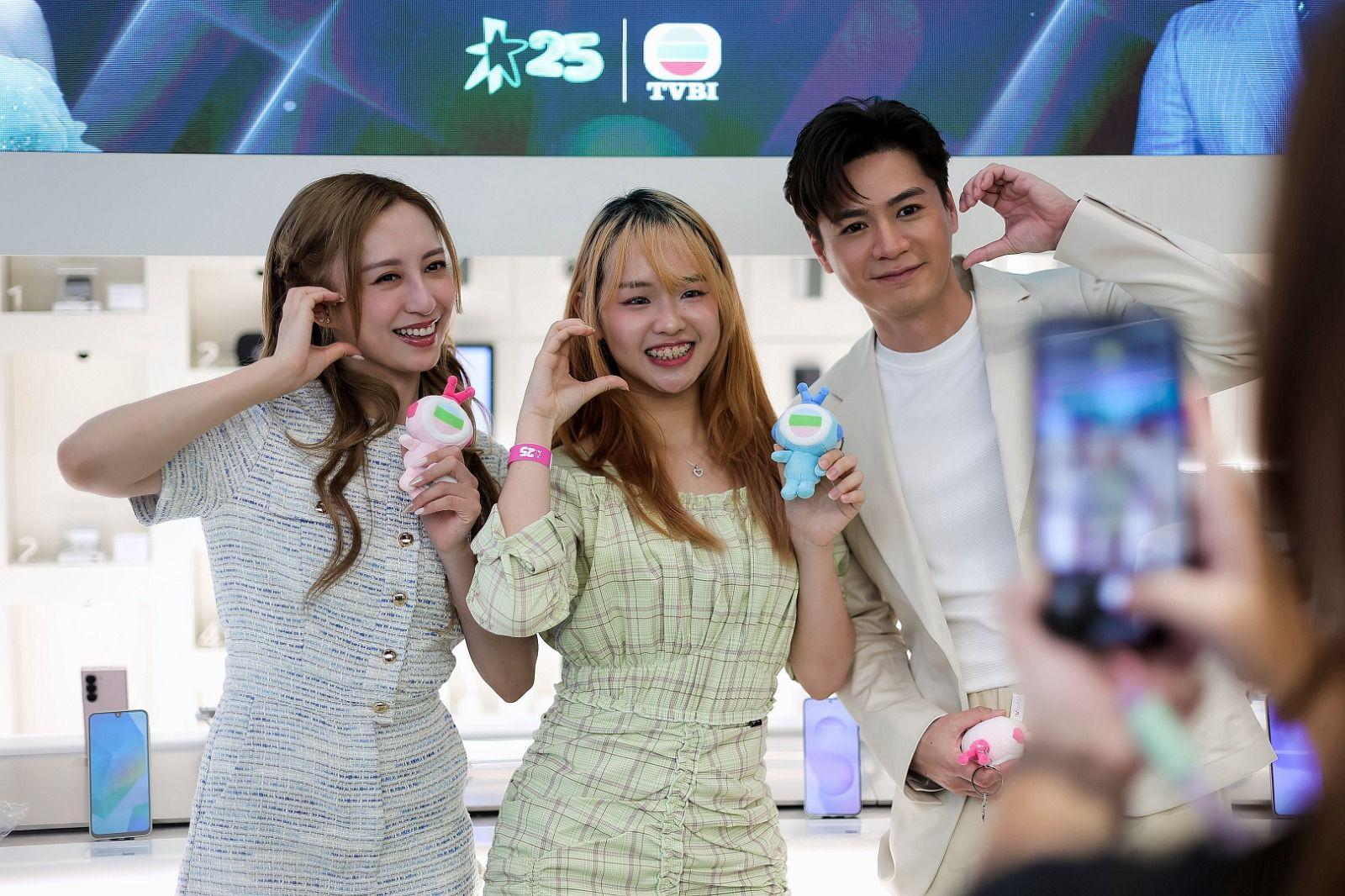 羅子溢及龔嘉欣均準備TV Buddy 公仔,送給一同玩遊戲的粉絲。