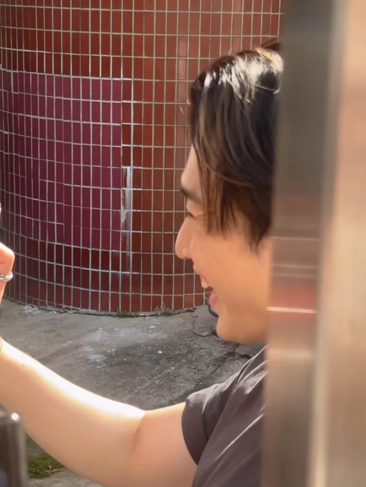 Jer聽見林保怡提出簽名的要求後,便以甜美的笑容向林保怡道別