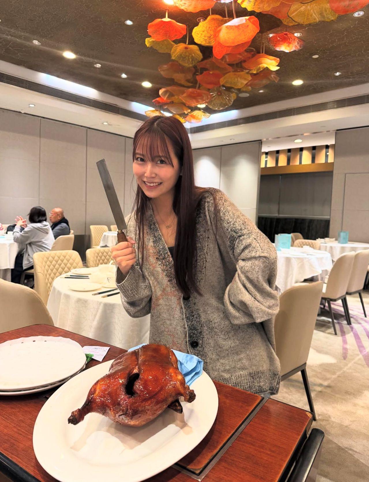 白間美瑠大歎北京填鴨。