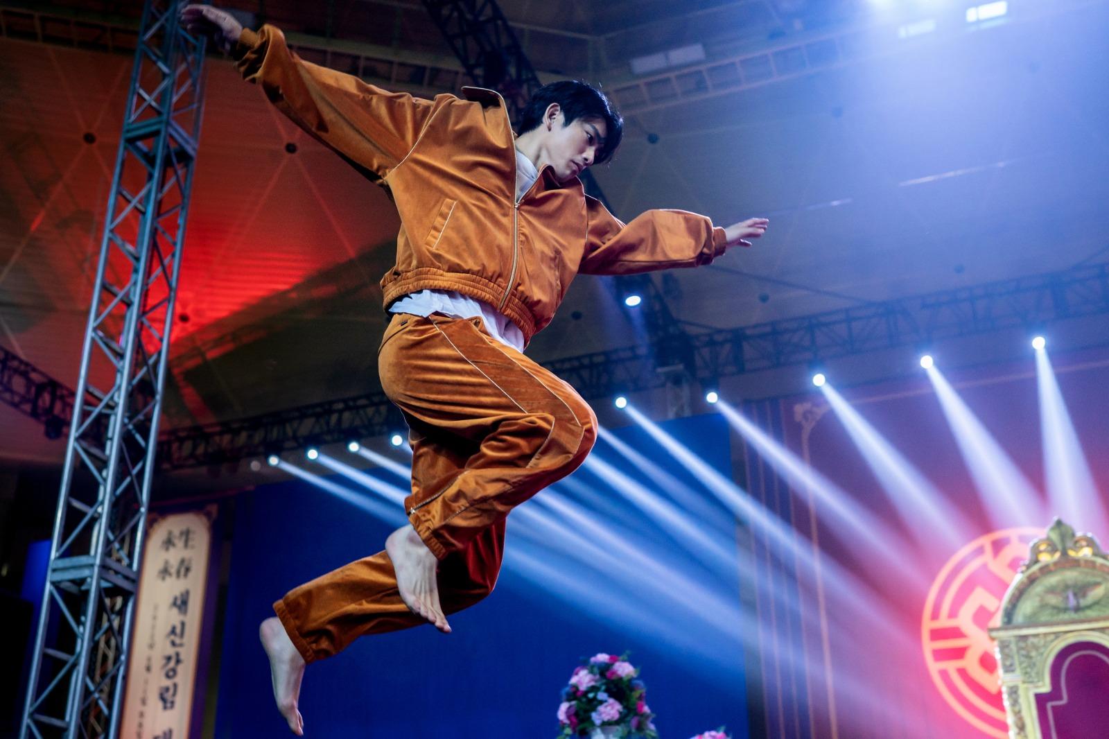 珍榮在片中挑戰大反派角色。