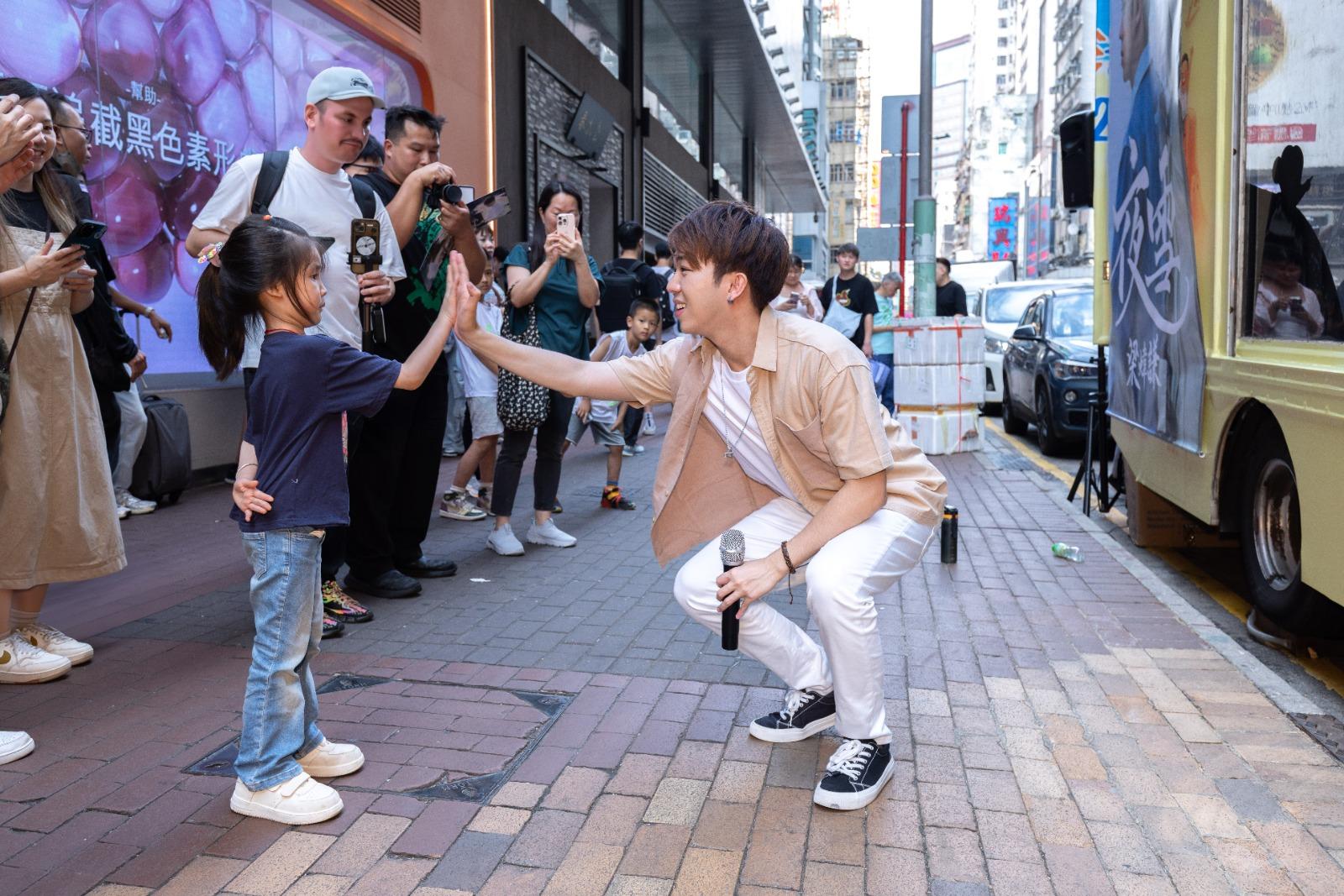 4歲妹妹在旺角一站全程支持着Vince。