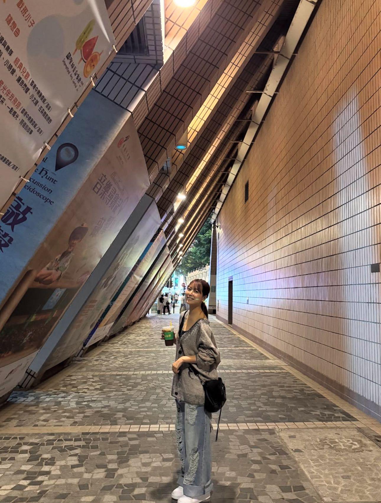 白間美瑠於文化中心拍照留念。