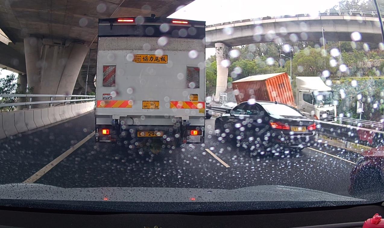 青衣南灣隧道發生奪命車禍。(fb「馬路的事 (即時交通資訊台)」圖片)