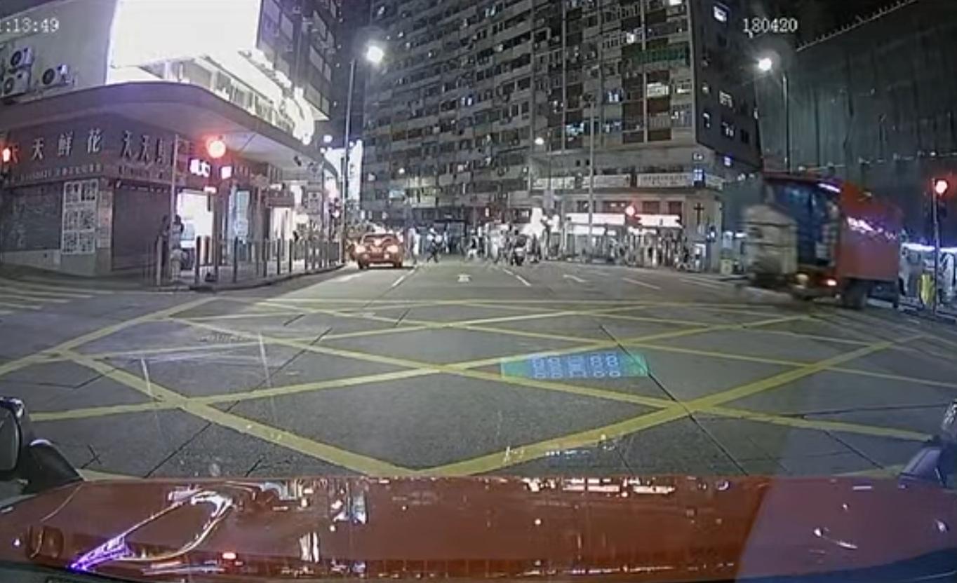 北角長命斜發生驚險車禍。(fb「車cam L(香港群組)」截圖)