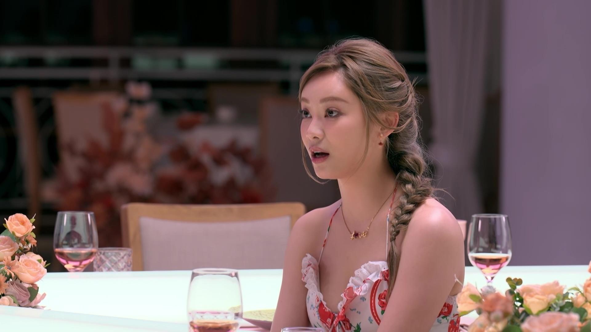 葉蒨文面對三位進擊的男士,不知如何應對。