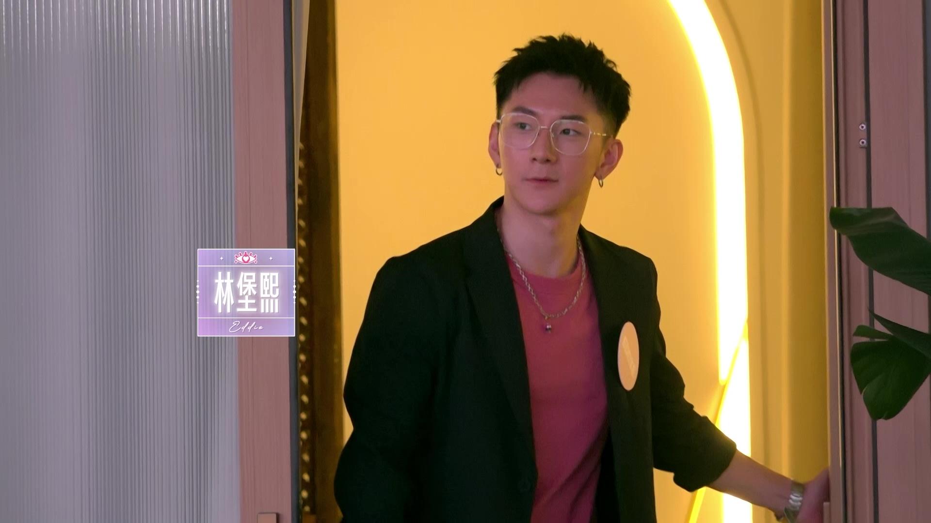 曾展望一登場即博得女神葉蒨文回眸一笑。