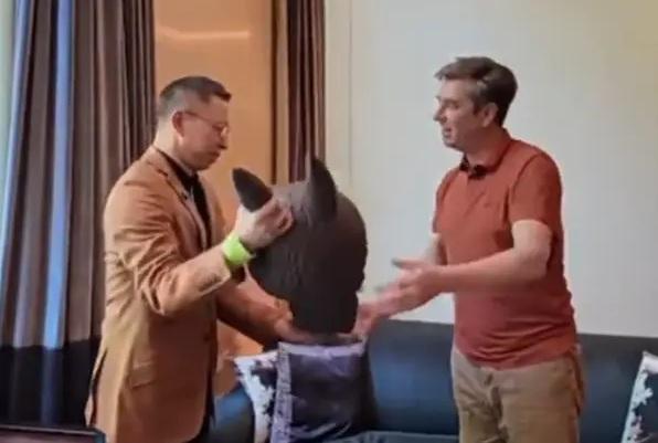 內地富豪「以物易物」胡潤Labubu換30萬自駕車 網民:張朝陽拒絕走寶