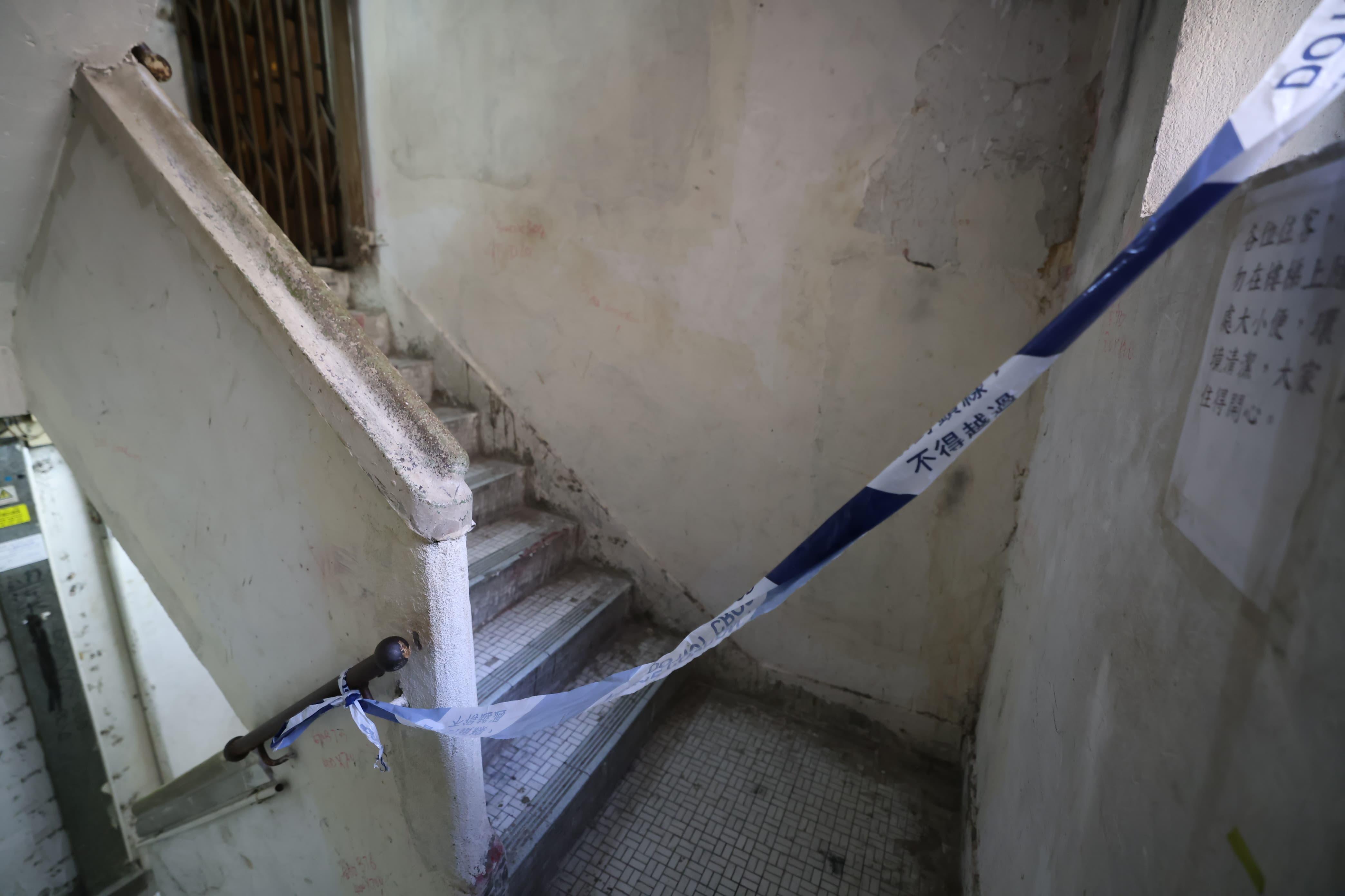 警方重案組調查一宗失蹤人口案,案中一名49歲姓梁的越南籍女子上周六離開旺角太子寓所後失蹤,其胞妹在網上尋人。西九龍重案組探員及鑑證科人員昨日(24日)起到長沙灣青山道152號一幢唐樓的劏房單位搜證。