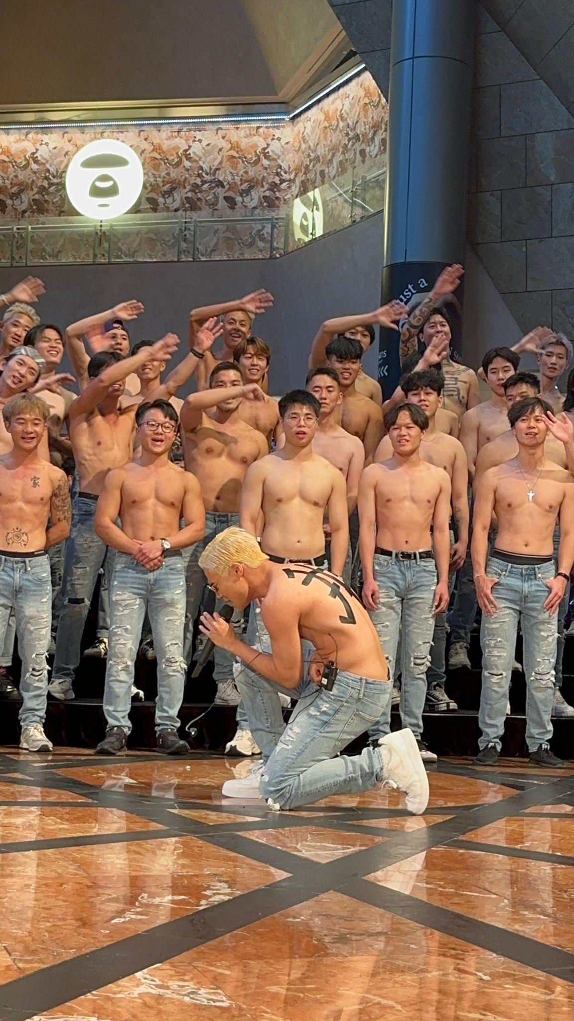 湯令山率53位半裸男現身MK用背脊唱情歌。