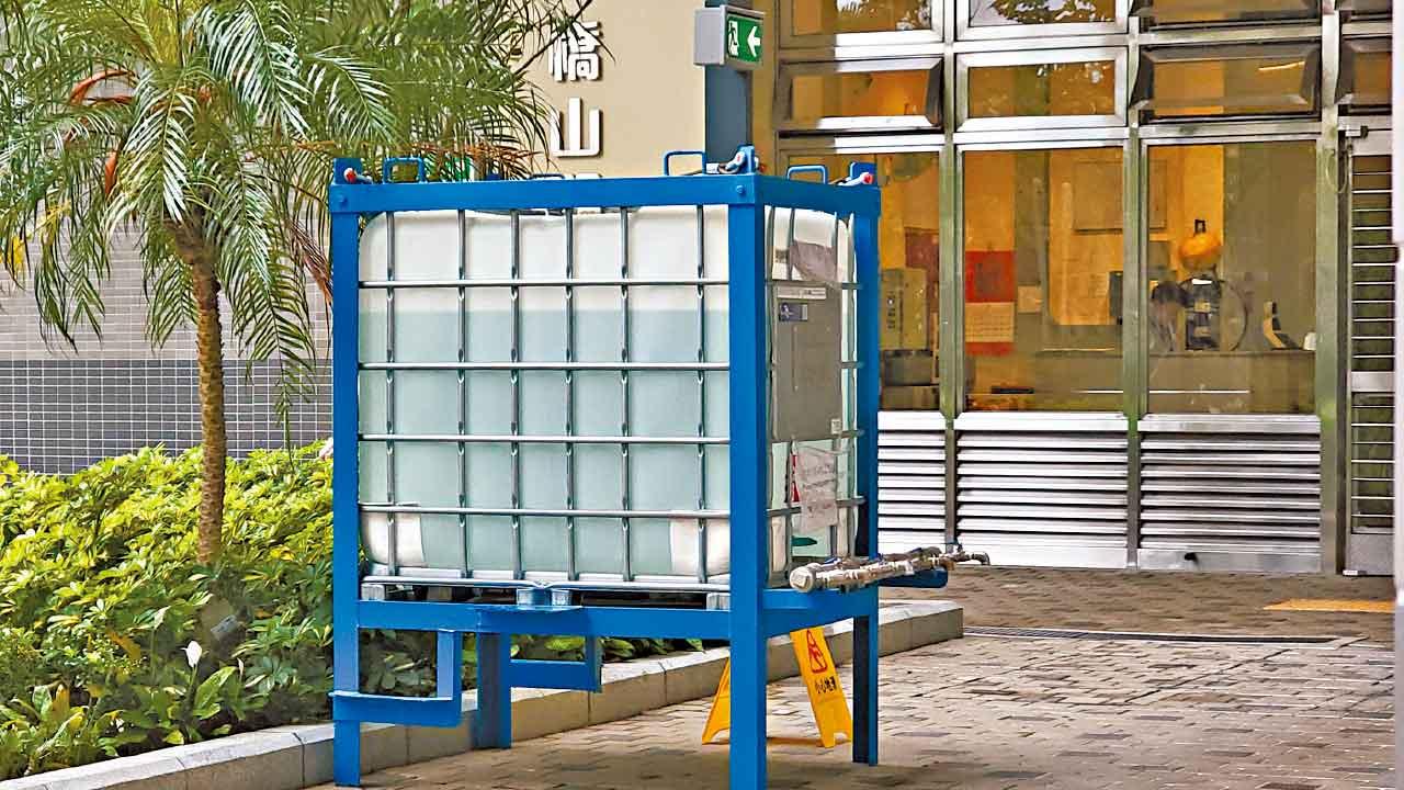 皇后山邨和山麗苑一帶繼續擺放水箱。(吳康琦攝)