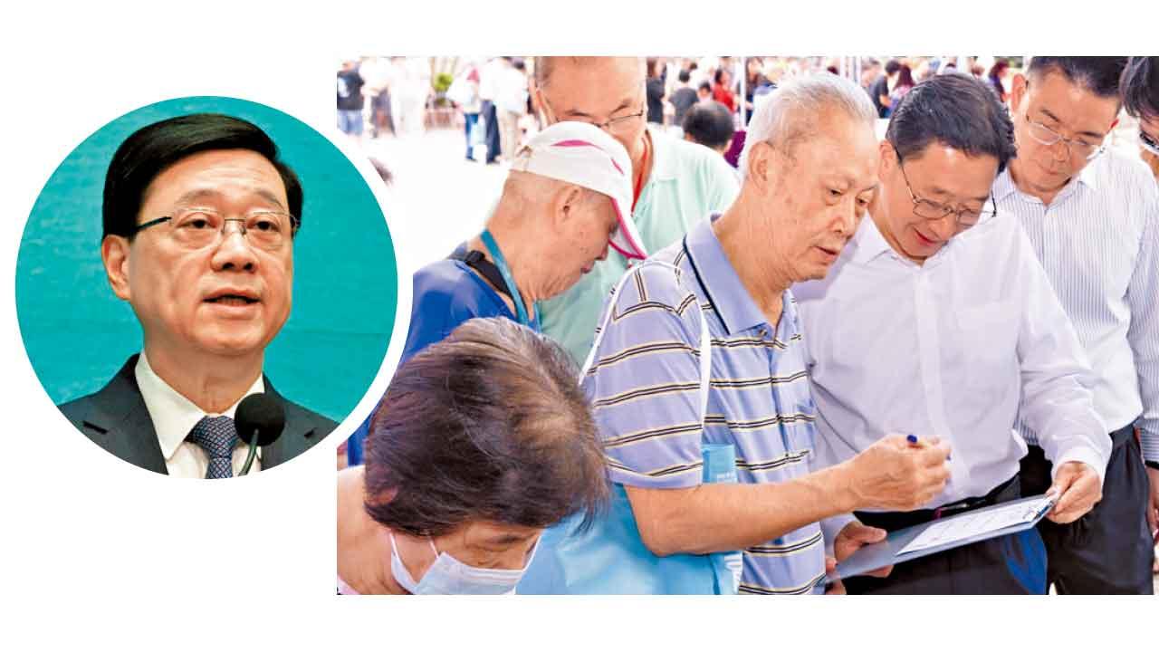 李家超(小圖)指,周霽(右二)上任3日便落區,反映他對地區治理方面的關心。