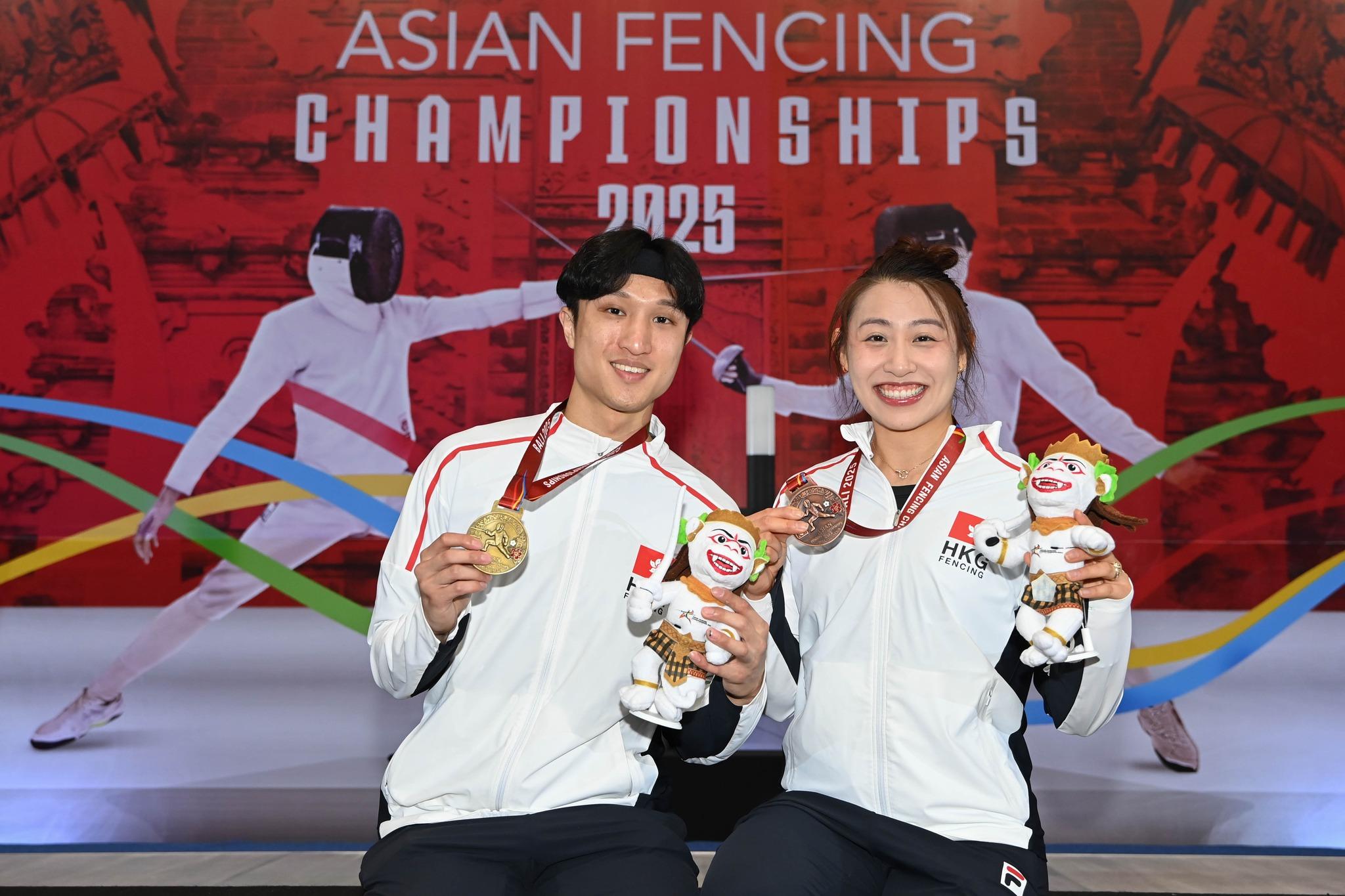 蔡俊彥奪金,佘繕妡穫銅。(FIE/香港劍總圖片)